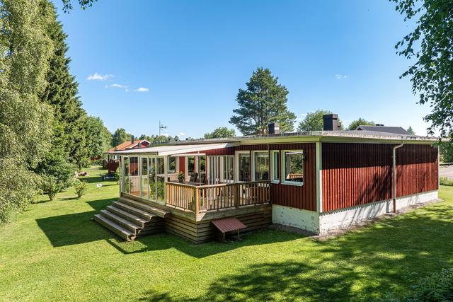 Hasselvägen 23 - en prisvärd och påkostad villa i ett plan!