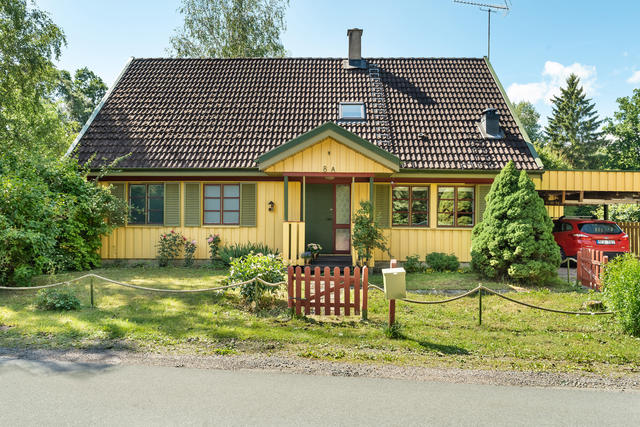 Varmt välkomna till Konstnärsvägen 8A och denna trivsamma fastighet i fina Vattholma!
