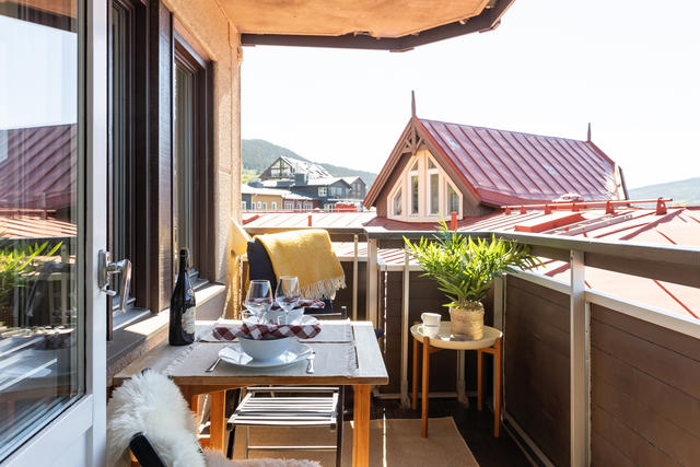 Balkong i söderläge med plats att njuta av en måltid eller av solen efter en dag i backen.