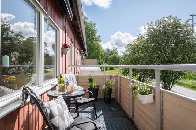 Härlig balkongi i soligt läge med terassmarkis