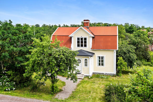 Vinterbonat fritidshus i Mörtfors med lummig trädgård med fruktträd