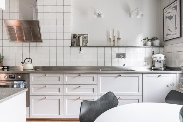 Vitt kakel med mörk fog bidrar med karaktär