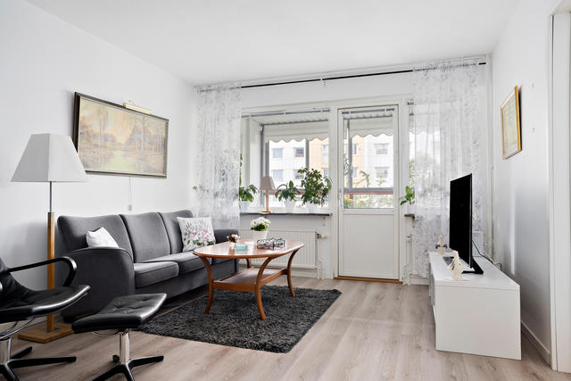 Utgång till inglasad balkong från vardagsrum