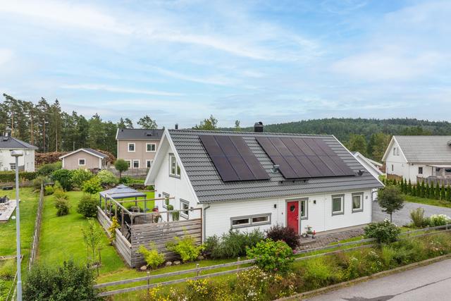 Välkommen till Bäckängsvägen 10 .Stor altan med kvällssol på gaveln
