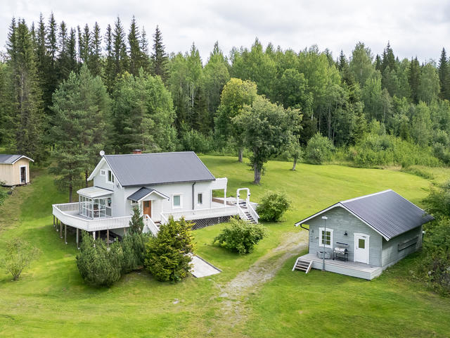 Huvudbyggnad och förrådshus.
