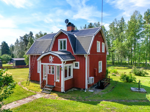 Bostadshus byggt år 1927 i 1,5-plan med liten del källare.