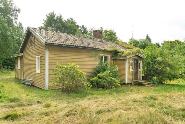 Varmt välkomna till Veckholms-Väppeby 16 och denna fastighet med stor tomt och två boningshus!