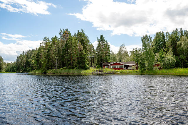 Välkommen till ett idylliskt sjöläge!