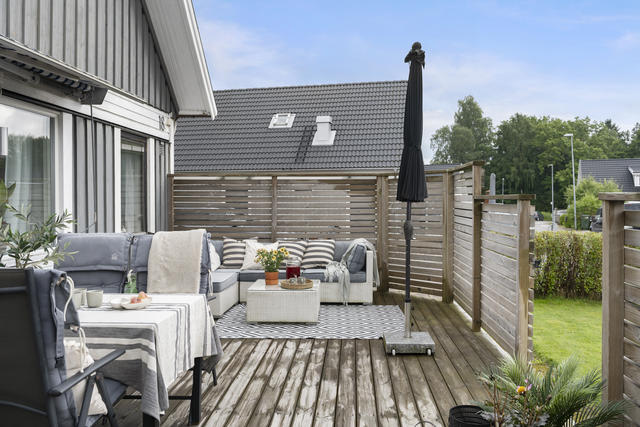 Välkomna till Oxelvägen 18, en fantastiskt fin villa med härlig insynsskyddad altan