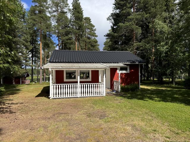 Huvudstuga, fasad mot söder.