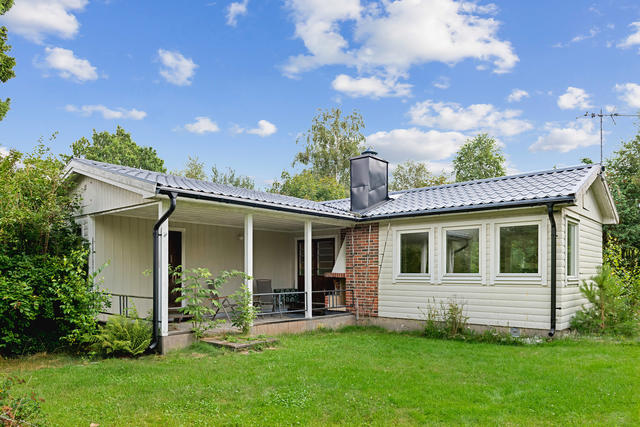 Baksidan huset finns den här insynsskyddade trädgården, perfekt för lek och avkoppling.