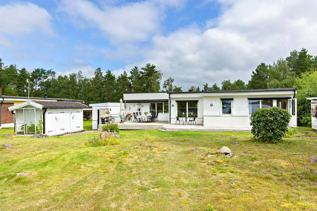 Marken ner mot vattnet sköts om med varsam hand i samråd med föreningen, goda grannar som hjälper varandra när det behövs
