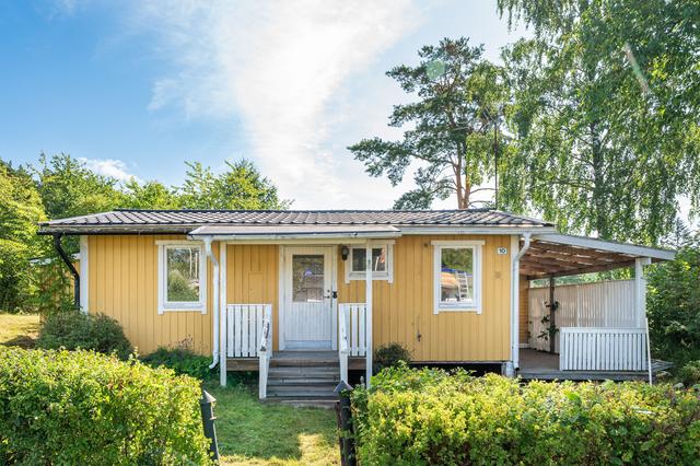 Entré med farstukvist och altan.