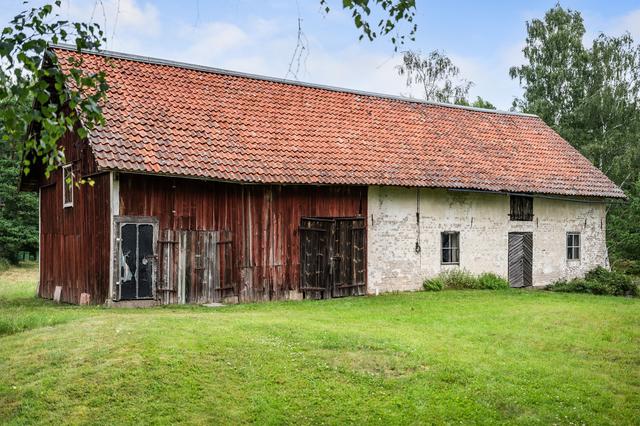 Ladugård med tillhörande vagnslider, garage och loft