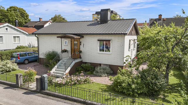 Välkommen till Rönnvägen 8 i Köping!