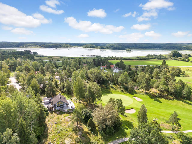 Fantastiskt läge! insynsskyddat & längst in på vägen med utsikt över golfbanan.
