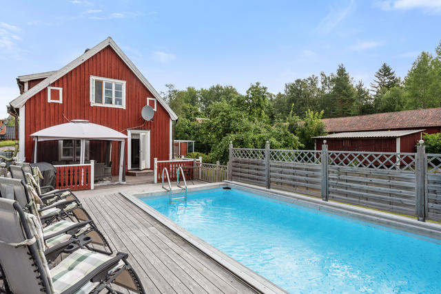 Huvudbyggnaden med pool