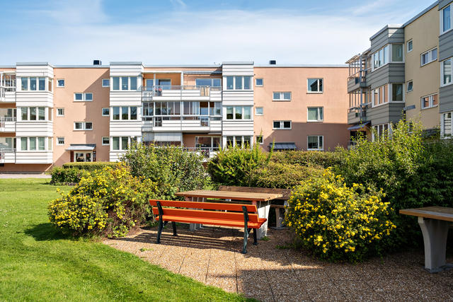 Härlig innergård med sittplatser.