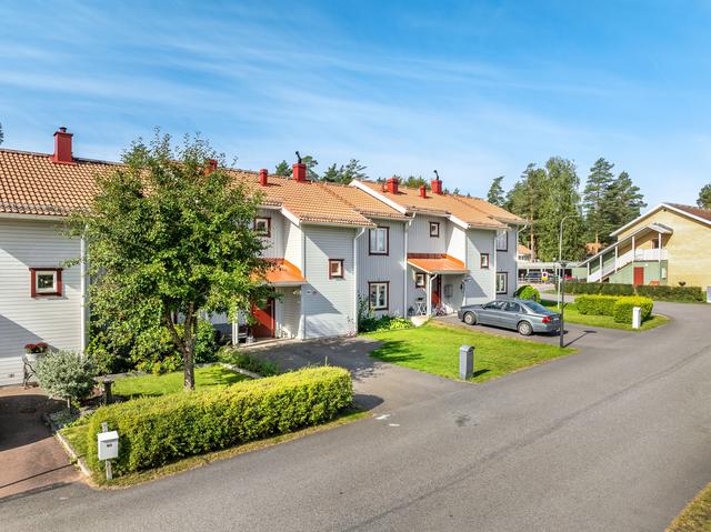 Charmigt radhus i två plan med underbara uteplatser!