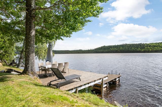 Välkommen till Lennsjövallen 47!
Här badar du i det egna vattnet som hör till fastigheten.