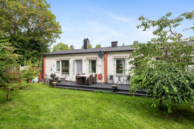 Huset och trädgården på baksidan