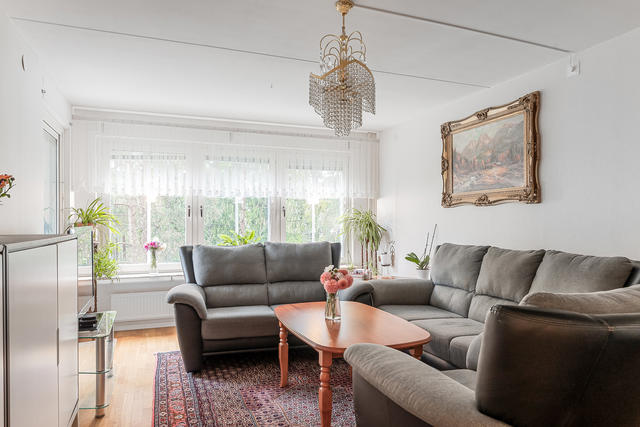 Vardagsrum med utgång till balkongen