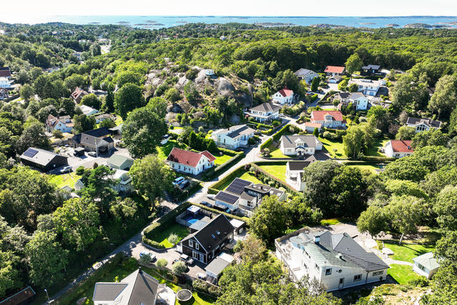Mysigt villaområde nära hav och natur