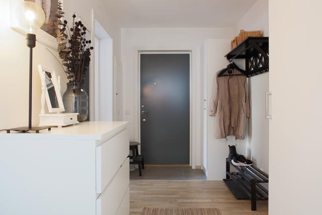 Ingång till hall med klinker närmast entrén