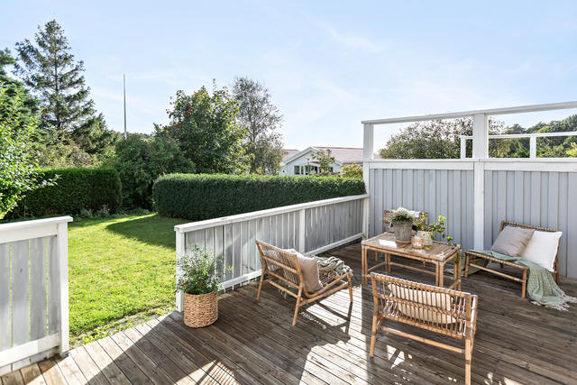 Välkommen till fina radhuset på Melongatan 66.
Gräsmatta med plats för lek, spel och även odlingar.