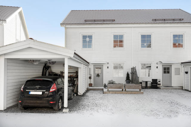 Välkommen till Lindövägen 8R! Framsidan med egen carport, förråd och altan.