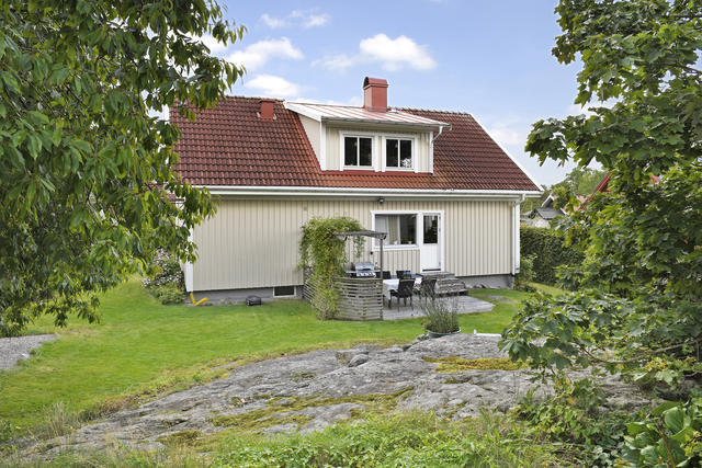 Delvis naturtomt på baksidan