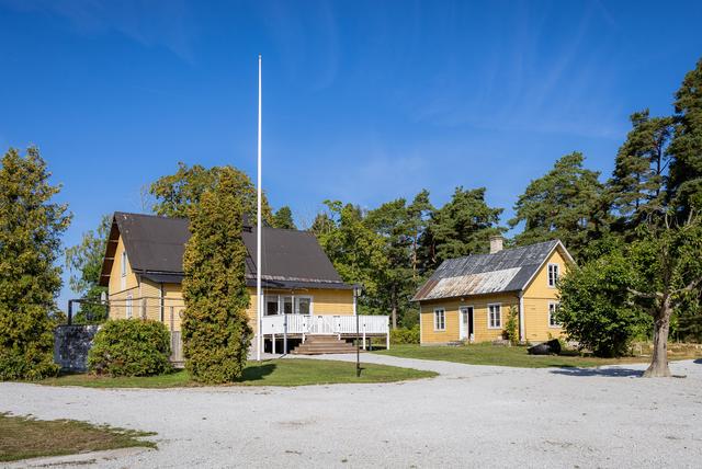 Bostadshus till vänster och flygel till höger i bild.