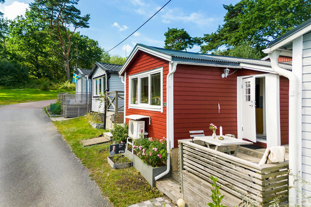 Med ett högt och soligt läge erbjuds nu denna välrenoverade stuga.