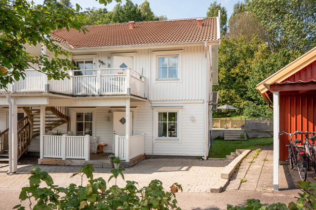 Plats för ytterligare en bil intill entrén finns.