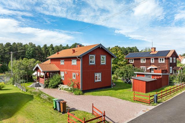 Välkommen till denna underbara villa på eftertraktade Lugnet, ett av centrala Leksands mest populära områden! 