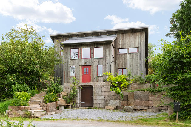 Framsidan huset med kvällssol.
