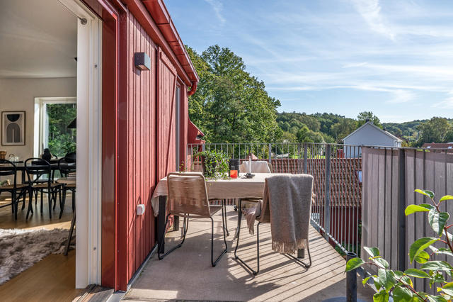 Härliga skjutdörrspartier leder ut till balkongen i takvåningen på Seglarängsvägen 31