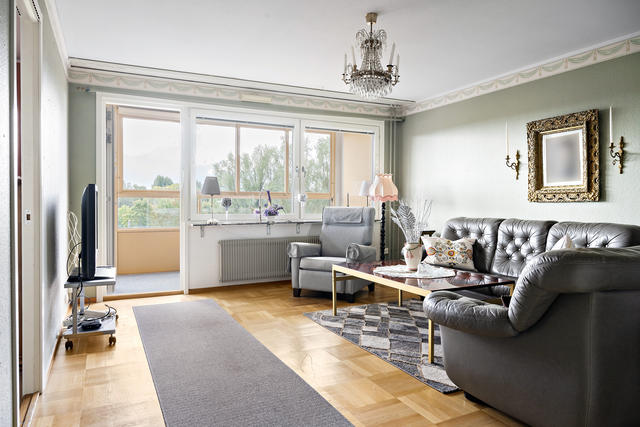 Från vardagsrummet når du den stora inglasade balkongen