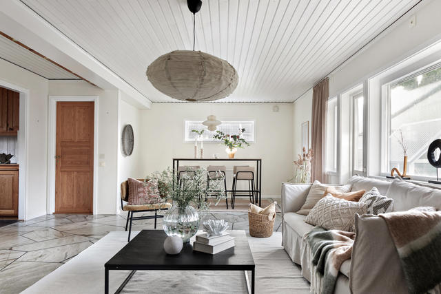 Vardagsrum med  plats för såväl matbord och soffgrupper