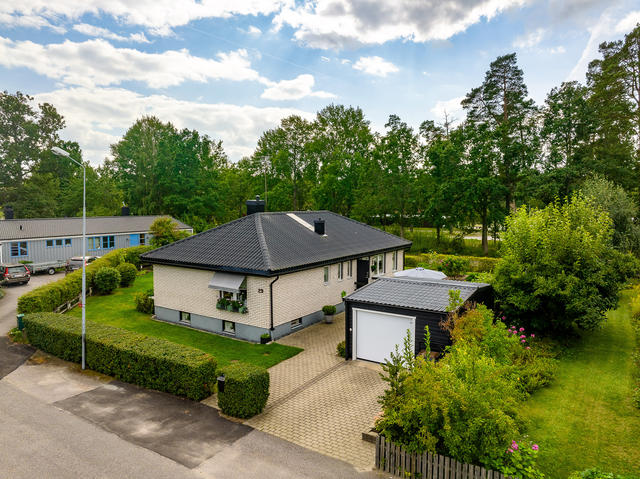 Välhållen och bra planerad 1-plansvilla med källare & garage i attraktiva Skogshaga!
