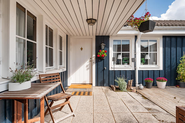 Entré med stenbelagd uteplats framför