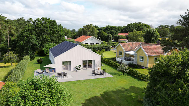 En fin tomt i Gårda Brygga. Tomten är knuten till Varbergshus. Här visualiserar vi huset, Villa Stenudden, men valet är såklart ditt!