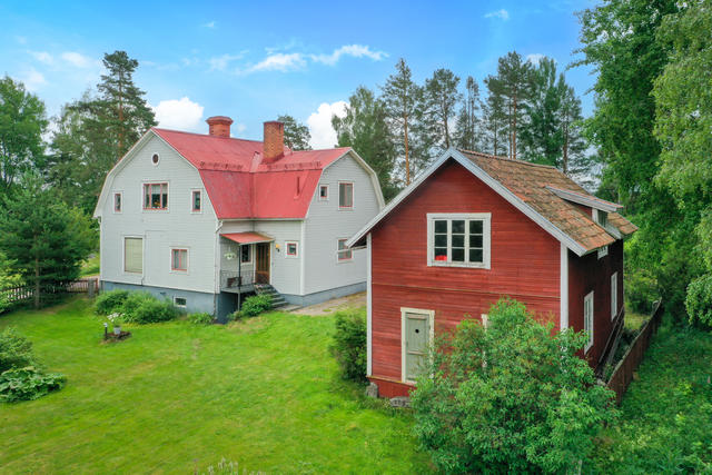 Fasad i nordväst med entré. 