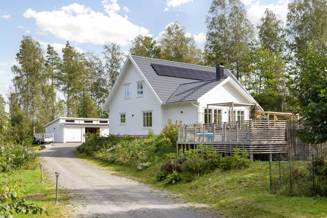 Entrésida med uppfartsvägen