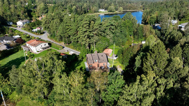 Välkommen till Alsjö Krokväg 4. Ett supercharmigt hus, mycket väl underhållet!