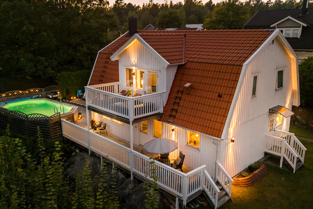 Välskött villa på lika välskött tomt med pool