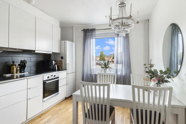 Modernt kök med plats för matbord