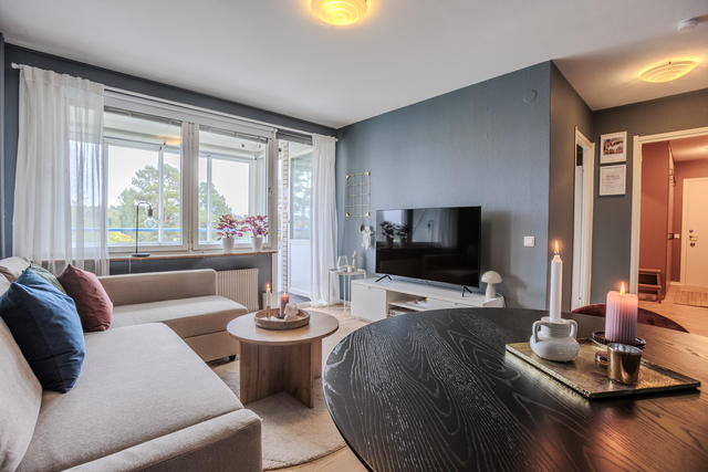 Vardagsrum med utgång till balkongen