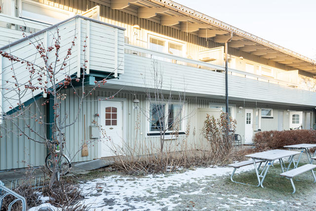Vid entrén finns uteplats och trevliga fikabord.