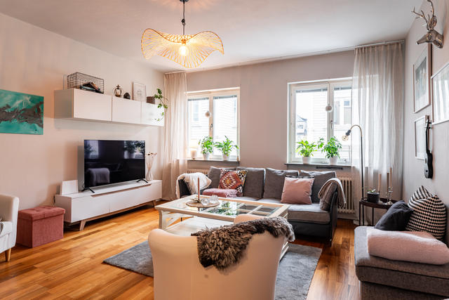 Vardagsrummet har plats för en stor soffa.